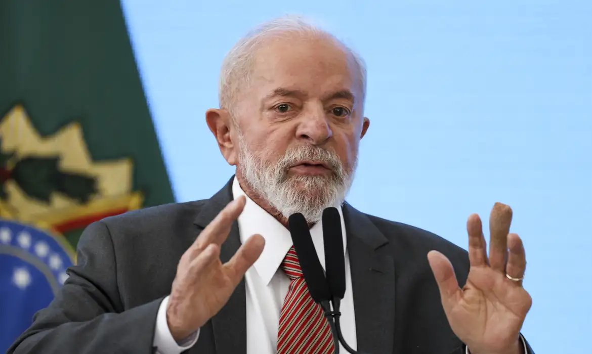 Cirurgia de urgência de Lula é tema de comentários por ministros