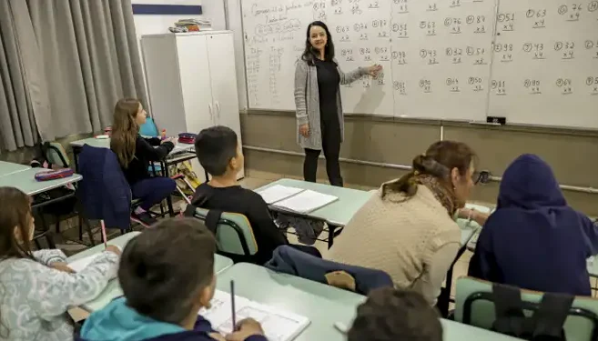 Proposta que impõe realização de concursos para professores em estados e municípios avança com urgência na Câmara