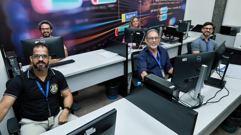 TCE-AM retorna às atividades com foco em IA e ampliação da teleauditoria Manaus – Após o período de recesso, os servidores do Tribunal de Contas do Amazonas (TCE-AM) retomaram integralmente às atividades presenciais ordinárias nesta terça-feira (14), na sede da Corte de Contas.  O expediente regular havia sido suspenso desde o dia 23 de dezembro de 2024, mas setores essenciais continuaram operando em horários especiais, garantindo o recebimento de documentos por meio virtual.  A conselheira-presidente Yara Amazônia Lins destacou que o TCE-AM segue com o objetivo de reorganizar sua estrutura interna, buscando otimizar o trabalho dos servidores e melhorar o atendimento à população.  Uma das prioridades para este ano é o fortalecimento da teleauditoria, agora equipada com infraestrutura própria e tecnologia de ponta. Esses recursos permitirão que a fiscalização alcance áreas remotas de maneira mais eficiente e segura  . Outra novidade prevista para 2025 é a adoção de ferramentas de inteligência artificial, que devem ser empregadas principalmente em auditorias.  “Com o uso da inteligência artificial, teremos maior celeridade na análise de dados e na identificação de inconsistências, uma vez que as ferramentas de IA permitem a análise de um volume maior de informações em menos tempo. Isso acarretará um aumento de eficiência nos trabalhos de fiscalização realizados pelo Tribunal”, afirmou o secretário de Controle Externo (Secex), Stanley Scherrer.  Volta das sessões do Tribunal Pleno  A primeira sessão do Tribunal Pleno de 2025 foi agendada para o dia 05 de fevereiro, com início previsto para às 10h. Durante o recesso, a tramitação de processos e demandas pelo Sistema de Processos e Documentos Eletrônicos (Spede) estava suspensa, mas agora voltou a funcionar normalmente. O  Tribunal de Contas mantém seu horário de funcionamento de segunda a sexta-feira, das 7h às 17h, enquanto o atendimento presencial para submissão de protocolos ocorre das 7h às 14h. Alternativamente, documentos podem ser enviados pelo e-mail protocolodigital@tce.am.gov.br. –  Fonte:Portal CM7 Brasil