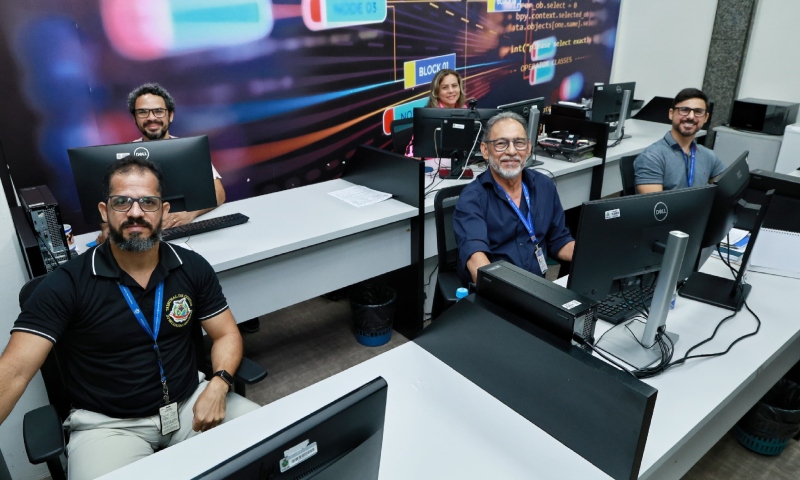 TCE-AM retorna às atividades com foco em IA e ampliação da teleauditoria Manaus – Após o período de recesso, os servidores do Tribunal de Contas do Amazonas (TCE-AM) retomaram integralmente às atividades presenciais ordinárias nesta terça-feira (14), na sede da Corte de Contas.  O expediente regular havia sido suspenso desde o dia 23 de dezembro de 2024, mas setores essenciais continuaram operando em horários especiais, garantindo o recebimento de documentos por meio virtual.  A conselheira-presidente Yara Amazônia Lins destacou que o TCE-AM segue com o objetivo de reorganizar sua estrutura interna, buscando otimizar o trabalho dos servidores e melhorar o atendimento à população.  Uma das prioridades para este ano é o fortalecimento da teleauditoria, agora equipada com infraestrutura própria e tecnologia de ponta. Esses recursos permitirão que a fiscalização alcance áreas remotas de maneira mais eficiente e segura  . Outra novidade prevista para 2025 é a adoção de ferramentas de inteligência artificial, que devem ser empregadas principalmente em auditorias.  “Com o uso da inteligência artificial, teremos maior celeridade na análise de dados e na identificação de inconsistências, uma vez que as ferramentas de IA permitem a análise de um volume maior de informações em menos tempo. Isso acarretará um aumento de eficiência nos trabalhos de fiscalização realizados pelo Tribunal”, afirmou o secretário de Controle Externo (Secex), Stanley Scherrer.  Volta das sessões do Tribunal Pleno  A primeira sessão do Tribunal Pleno de 2025 foi agendada para o dia 05 de fevereiro, com início previsto para às 10h. Durante o recesso, a tramitação de processos e demandas pelo Sistema de Processos e Documentos Eletrônicos (Spede) estava suspensa, mas agora voltou a funcionar normalmente. O  Tribunal de Contas mantém seu horário de funcionamento de segunda a sexta-feira, das 7h às 17h, enquanto o atendimento presencial para submissão de protocolos ocorre das 7h às 14h. Alternativamente, documentos podem ser enviados pelo e-mail protocolodigital@tce.am.gov.br. –  Fonte:Portal CM7 Brasil